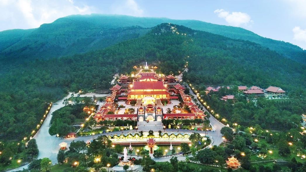 Xe từ sân bay Cát Bi đi chùa Ba Vàng giá rẻ